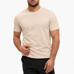 Gloss Essential Shirt beige – studio pose, zwarte pantalon