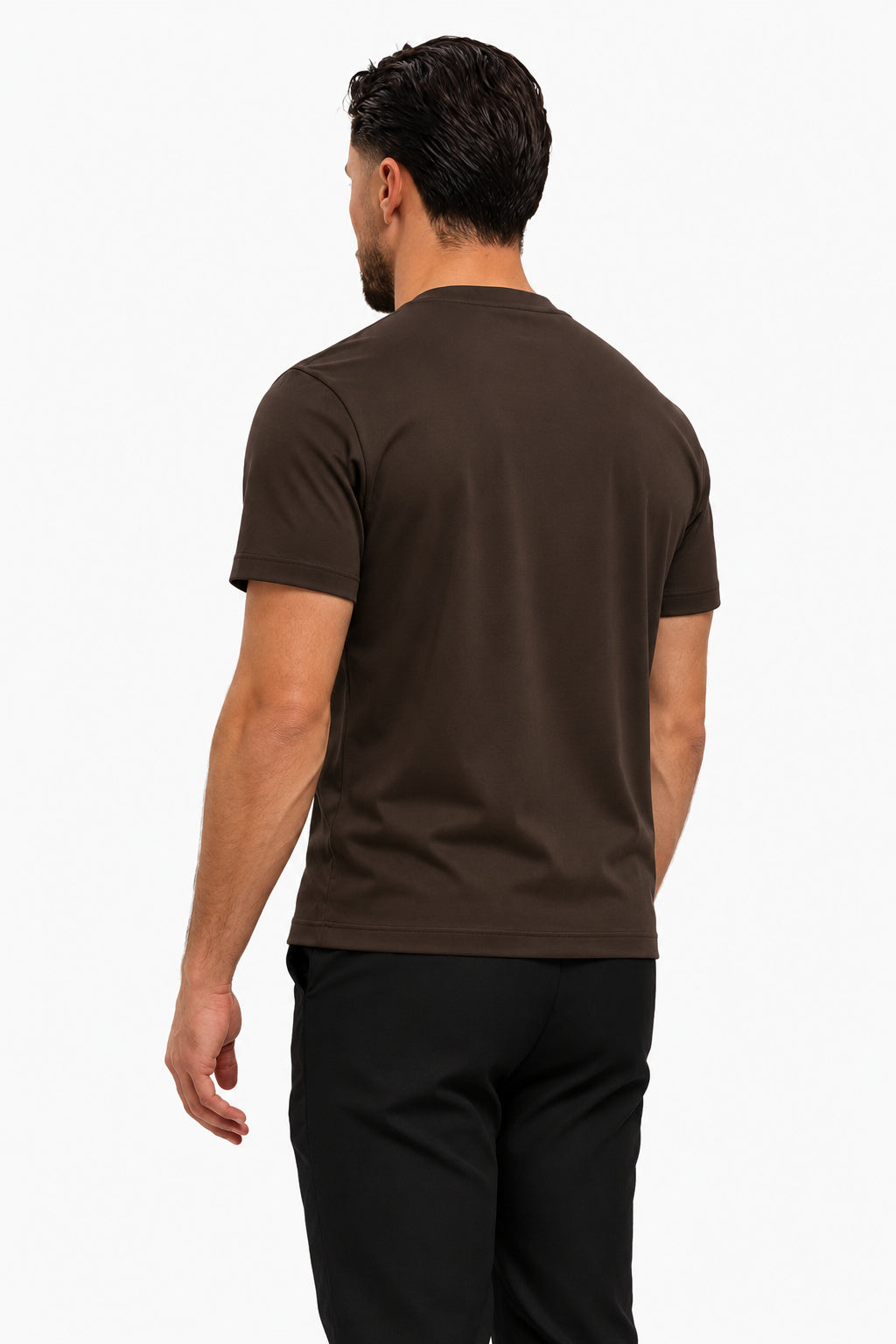 Gloss Essential Shirt deep-brown – studio back, zwarte pantalon