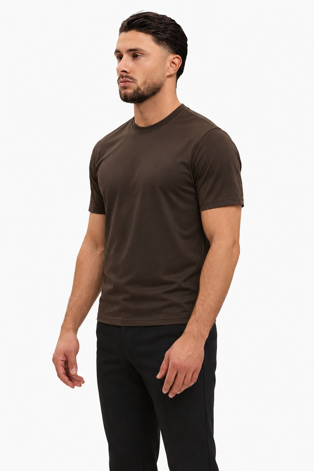 Gloss Essential Shirt deep-brown – studio side, zwarte pantalon