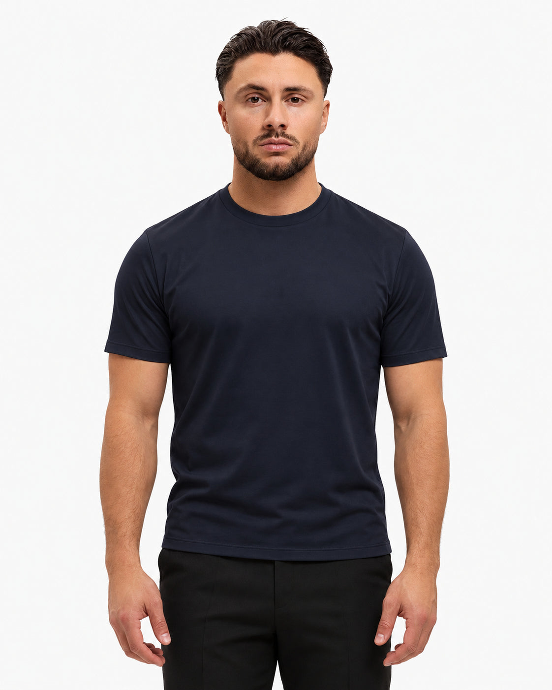 Gloss Essential Shirt navy – studio front, zwarte pantalon