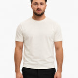 Gloss Essential Shirt off-white – studio front, zwarte pantalon