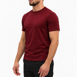 Gloss Essential Shirt Burgundy – studio zijkant, zwarte pantalon