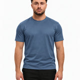 Gloss Essential Shirt Steel Blue – studio voorkant, zwarte pantalon