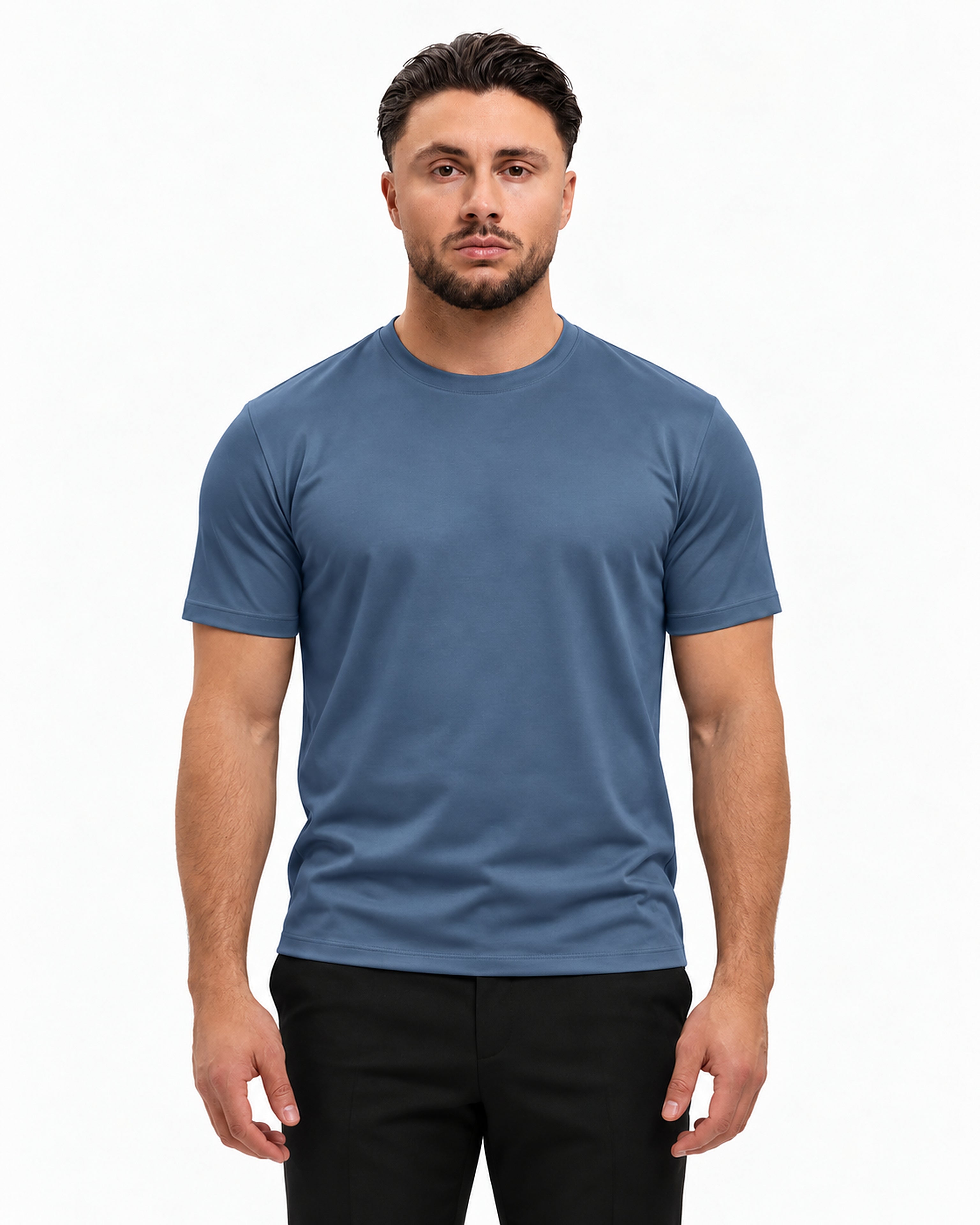 Gloss Essential Shirt Steel Blue – studio voorkant, zwarte pantalon