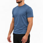Gloss Essential Shirt Steel Blue – studio zijkant, zwarte pantalon
