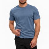 Gloss Essential Shirt Steel Blue – studio pose, zwarte pantalon