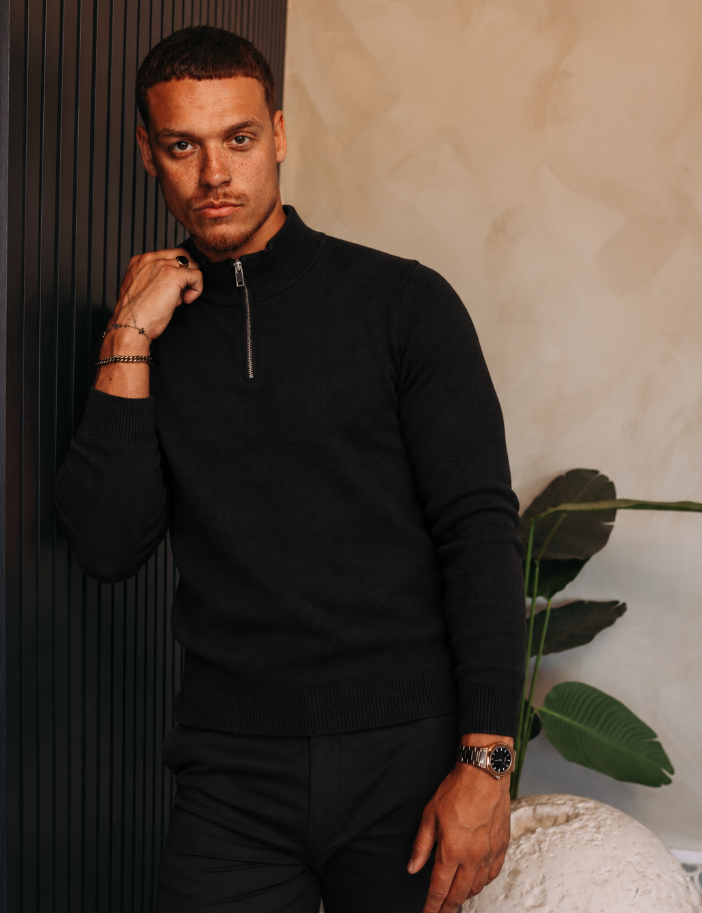 HALF ZIP KNIT | BLACK — lifestyle met zwarte broek, pose 01