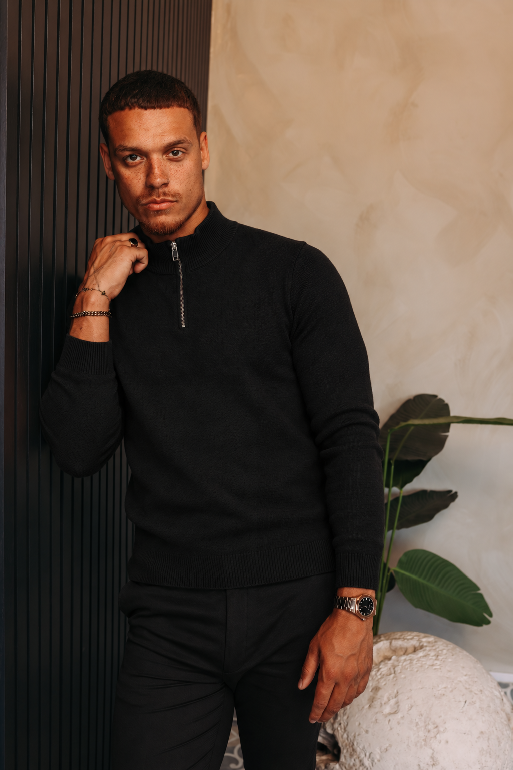 HALF ZIP KNIT | BLACK — lifestyle met zwarte broek, pose 01
