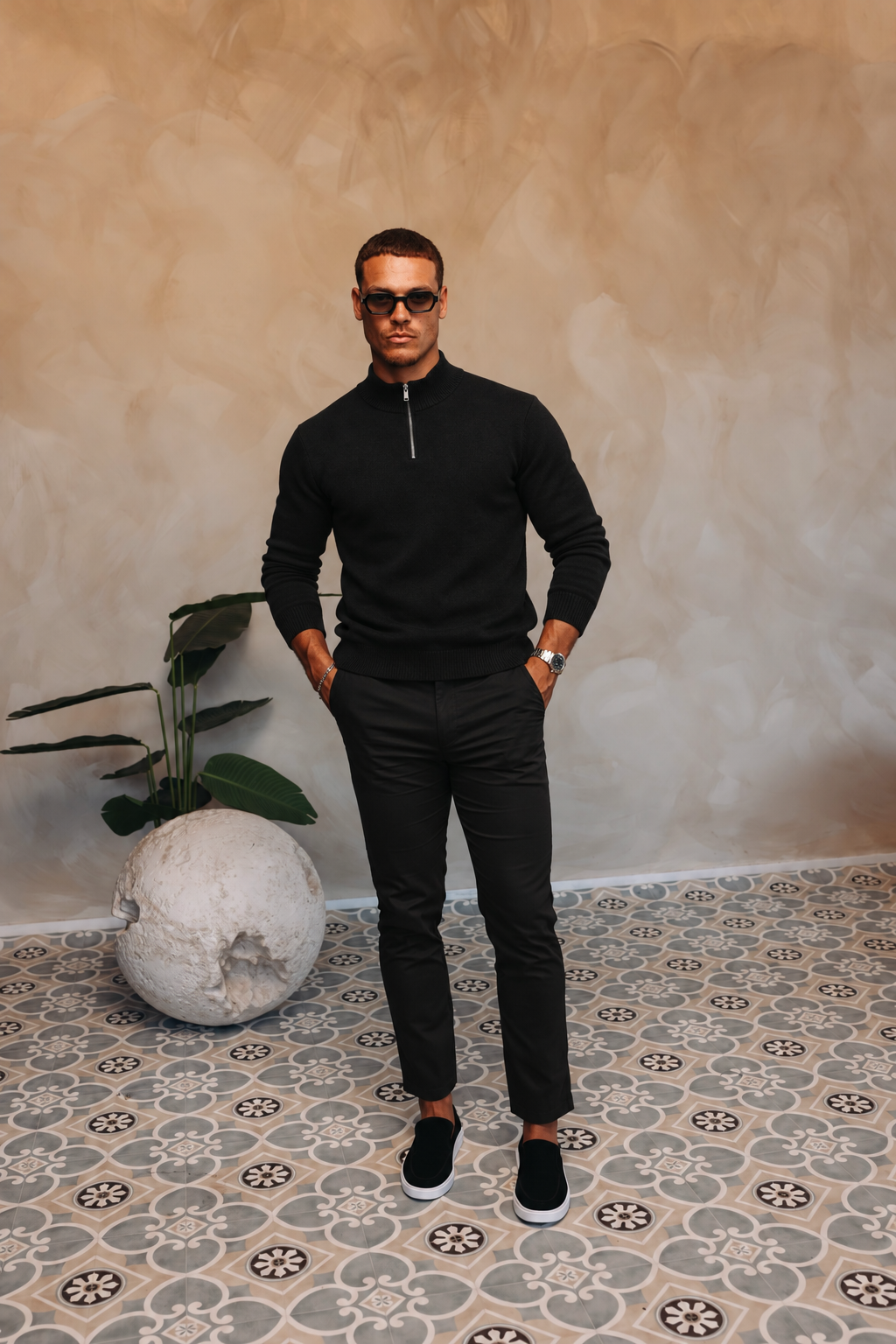 HALF ZIP KNIT | BLACK — lifestyle met zwarte broek, pose 03