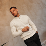 HALF ZIP KNIT | CREME — lifestyle met zwarte broek, pose 01