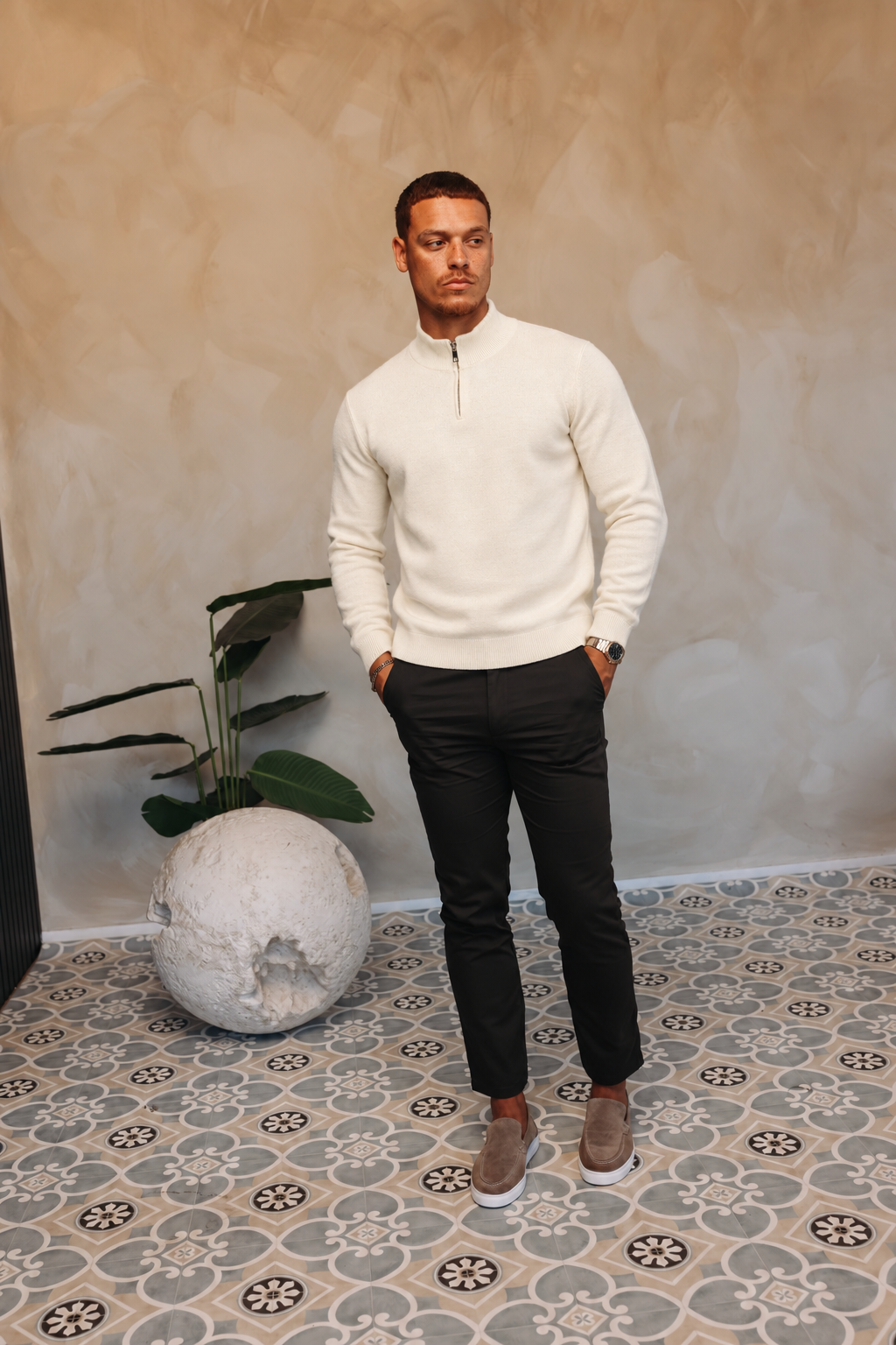 HALF ZIP KNIT | CREME — lifestyle met zwarte broek, pose 03
