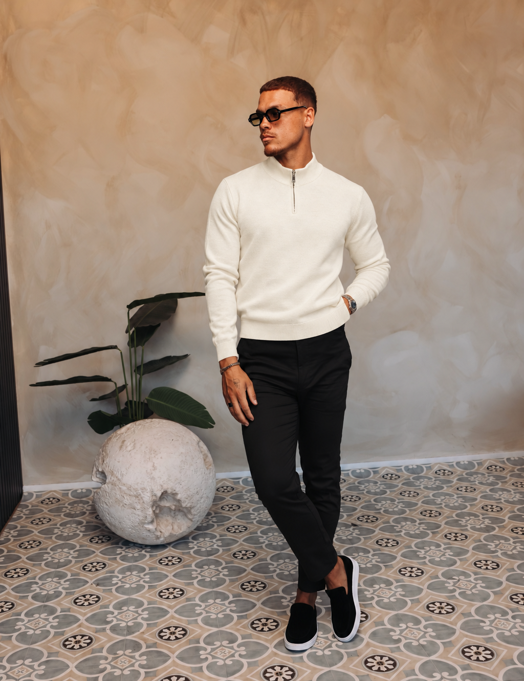 HALF ZIP KNIT | CREME — lifestyle met zwarte broek, pose 02