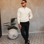 HALF ZIP KNIT | CREME — lifestyle met zwarte broek, pose 02