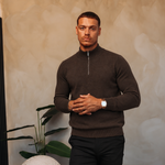 HALF ZIP KNIT | DARK BROWN — lifestyle met zwarte broek, pose 01
