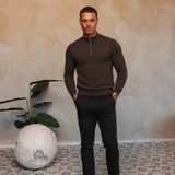 HALF ZIP KNIT | DARK BROWN — lifestyle met zwarte broek, pose 04