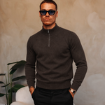 HALF ZIP KNIT | DARK BROWN — lifestyle met zwarte broek, pose 03