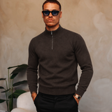 HALF ZIP KNIT | DARK BROWN — lifestyle met zwarte broek, pose 03
