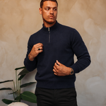 HALF ZIP KNIT | NAVY — lifestyle met zwarte broek, pose 01