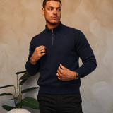 HALF ZIP KNIT | NAVY — lifestyle met zwarte broek, pose 01