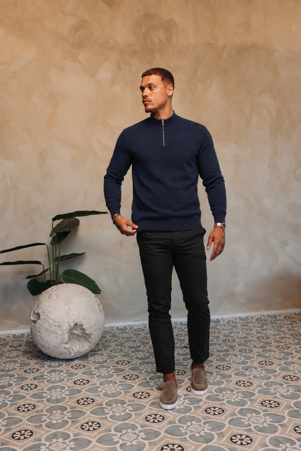 HALF ZIP KNIT | NAVY — lifestyle met zwarte broek, pose 03