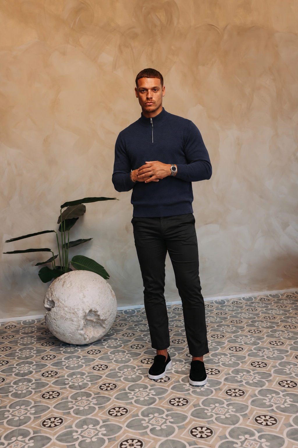 HALF ZIP KNIT | NAVY — lifestyle met zwarte broek, pose 04