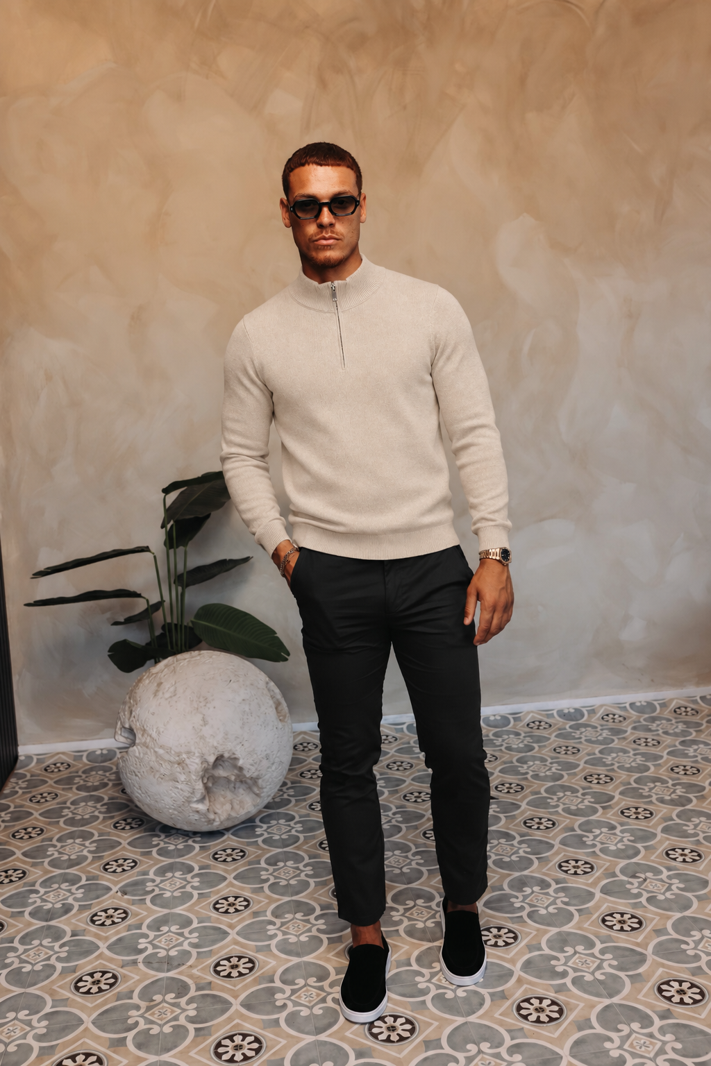 HALF ZIP KNIT | SAND — lifestyle met zwarte broek, pose 04