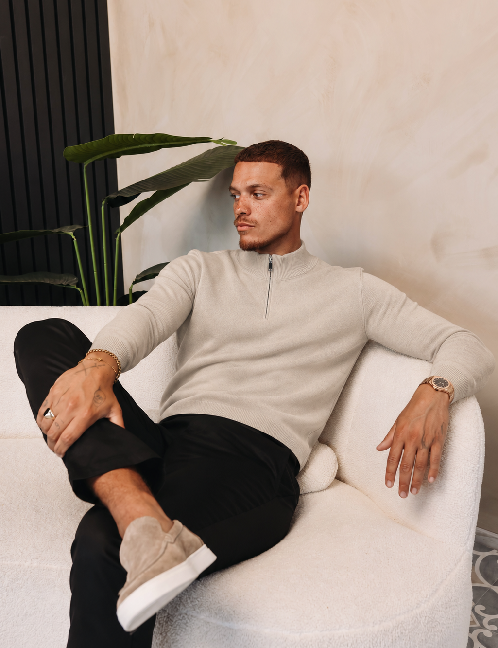 HALF ZIP KNIT | SAND — lifestyle met zwarte broek, pose 02