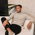 HALF ZIP KNIT | SAND — lifestyle met zwarte broek, pose 02