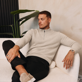 HALF ZIP KNIT | SAND — lifestyle met zwarte broek, pose 02