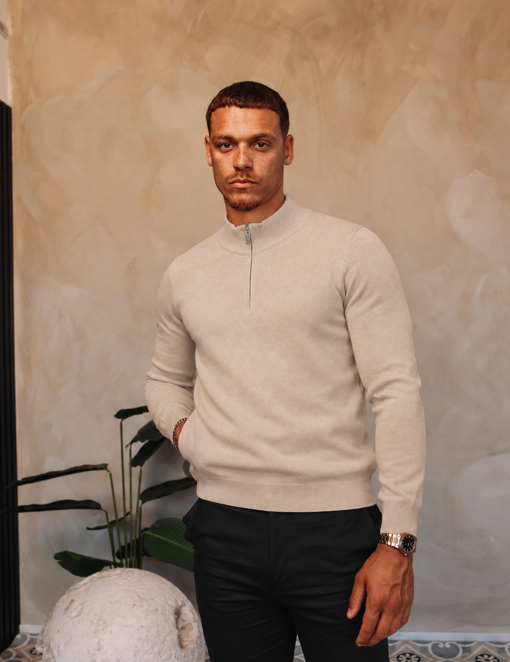 HALF ZIP KNIT | SAND — lifestyle met zwarte broek, pose 01