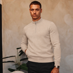 HALF ZIP KNIT | SAND — lifestyle met zwarte broek, pose 01