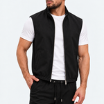 MONZA bodywarmer zwart – vooraanzicht met blik opzij, complete set met bijpassende pants (studio)