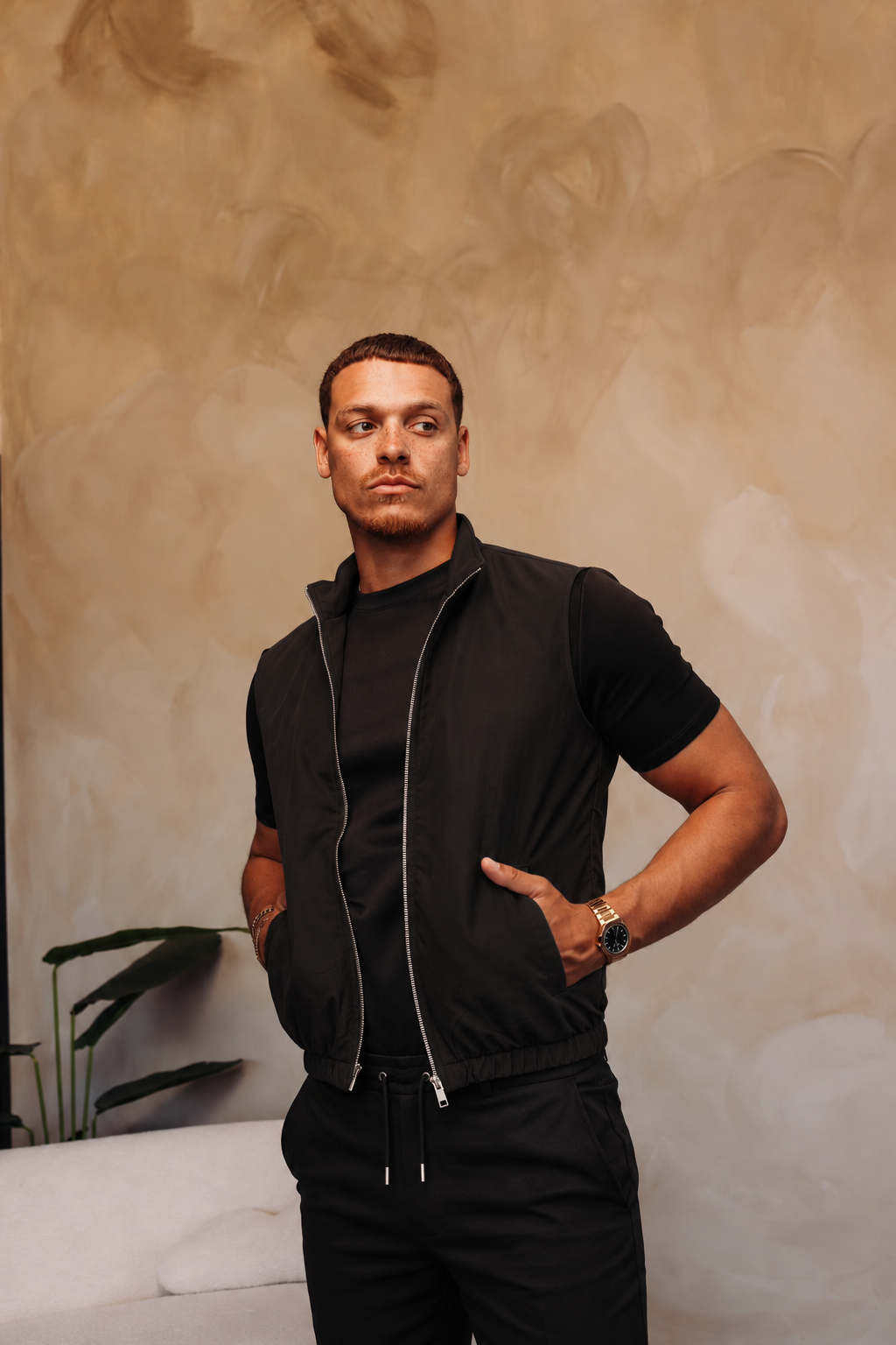 MONZA BODYWARMER | BLACK – lifestyle, complete set met bijpassende zwarte MONZA pants