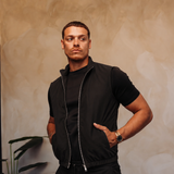 MONZA BODYWARMER | BLACK – lifestyle, complete set met bijpassende zwarte MONZA pants