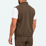 MONZA bodywarmer bruin – achterkant, complete set met bijpassende pants (studio)