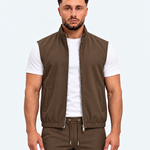 MONZA bodywarmer bruin – voorkant, complete set met bijpassende pants (studio)