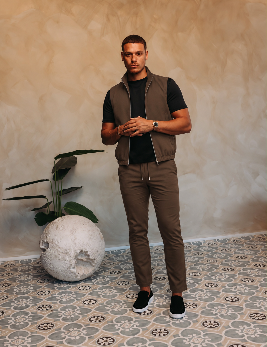 MONZA BODYWARMER | BROWN – lifestyle, complete set met bijpassende bruine MONZA pants