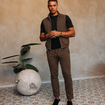 MONZA BODYWARMER | BROWN – lifestyle, complete set met bijpassende bruine MONZA pants