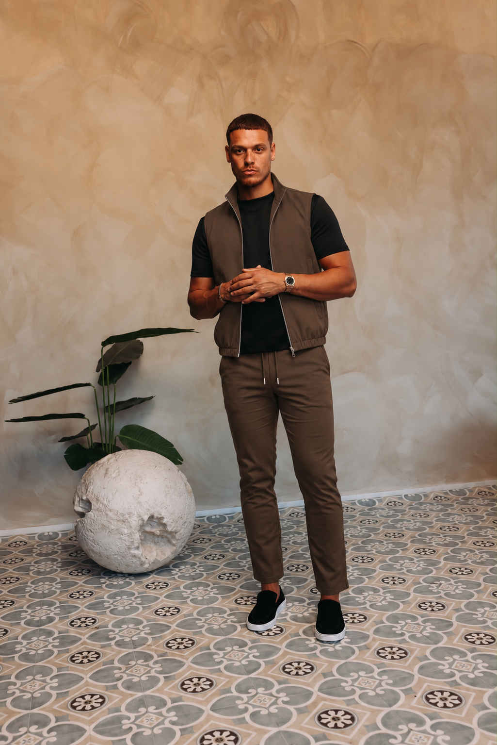 MONZA BODYWARMER | BROWN – lifestyle, complete set met bijpassende bruine MONZA pants