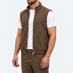 MONZA bodywarmer bruin – schuin van voren, complete set met bijpassende pants (studio)