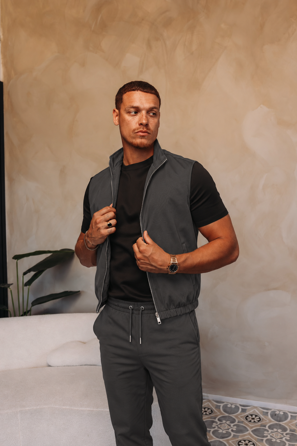 MONZA BODYWARMER | GREY – lifestyle, complete set met bijpassende grijze MONZA pants