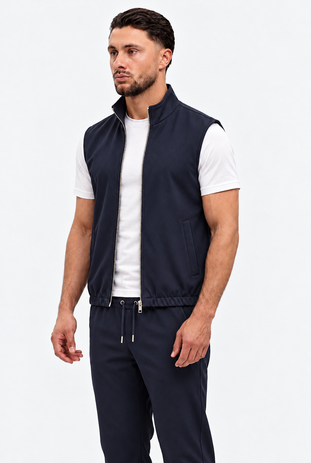 MONZA bodywarmer marineblauw – schuin van voren, complete set met bijpassende pants (studio)