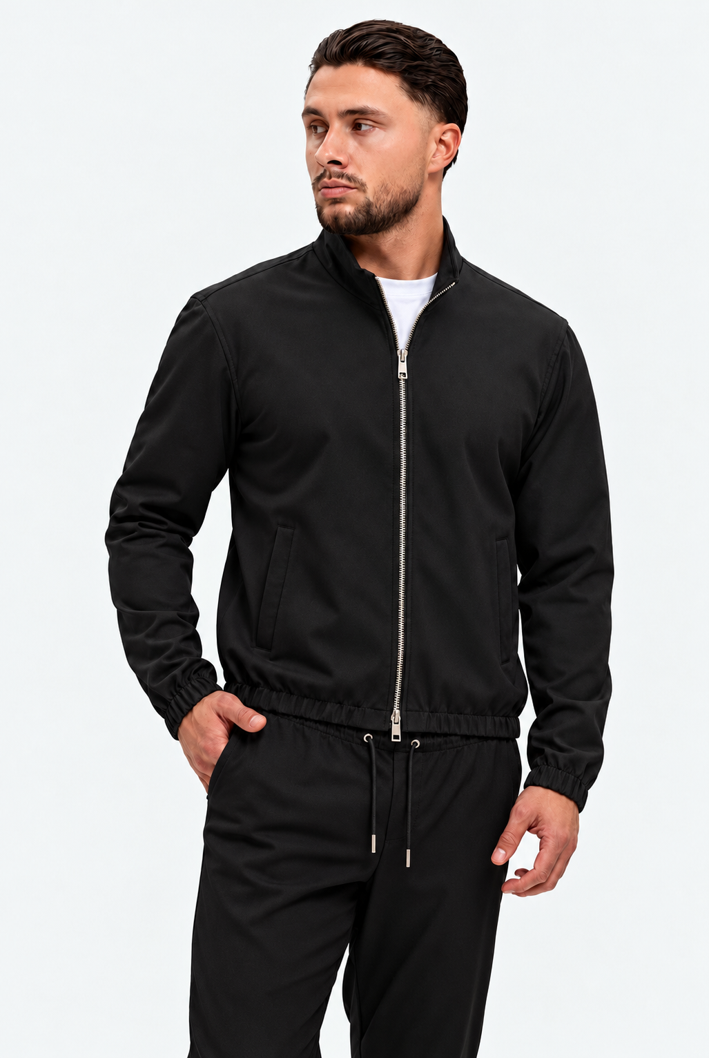 MONZA jacket zwart – vooraanzicht met blik opzij, complete set met bijpassende pants (studio)