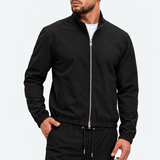 MONZA jacket zwart – vooraanzicht met blik opzij, complete set met bijpassende pants (studio)