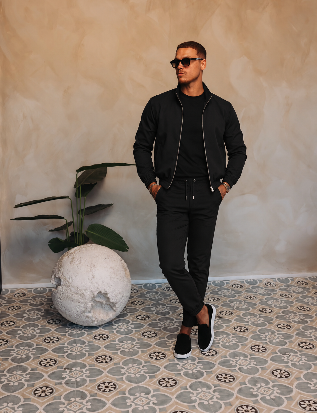 MONZA JACKET | BLACK – lifestyle, complete set met bijpassende zwarte MONZA pants
