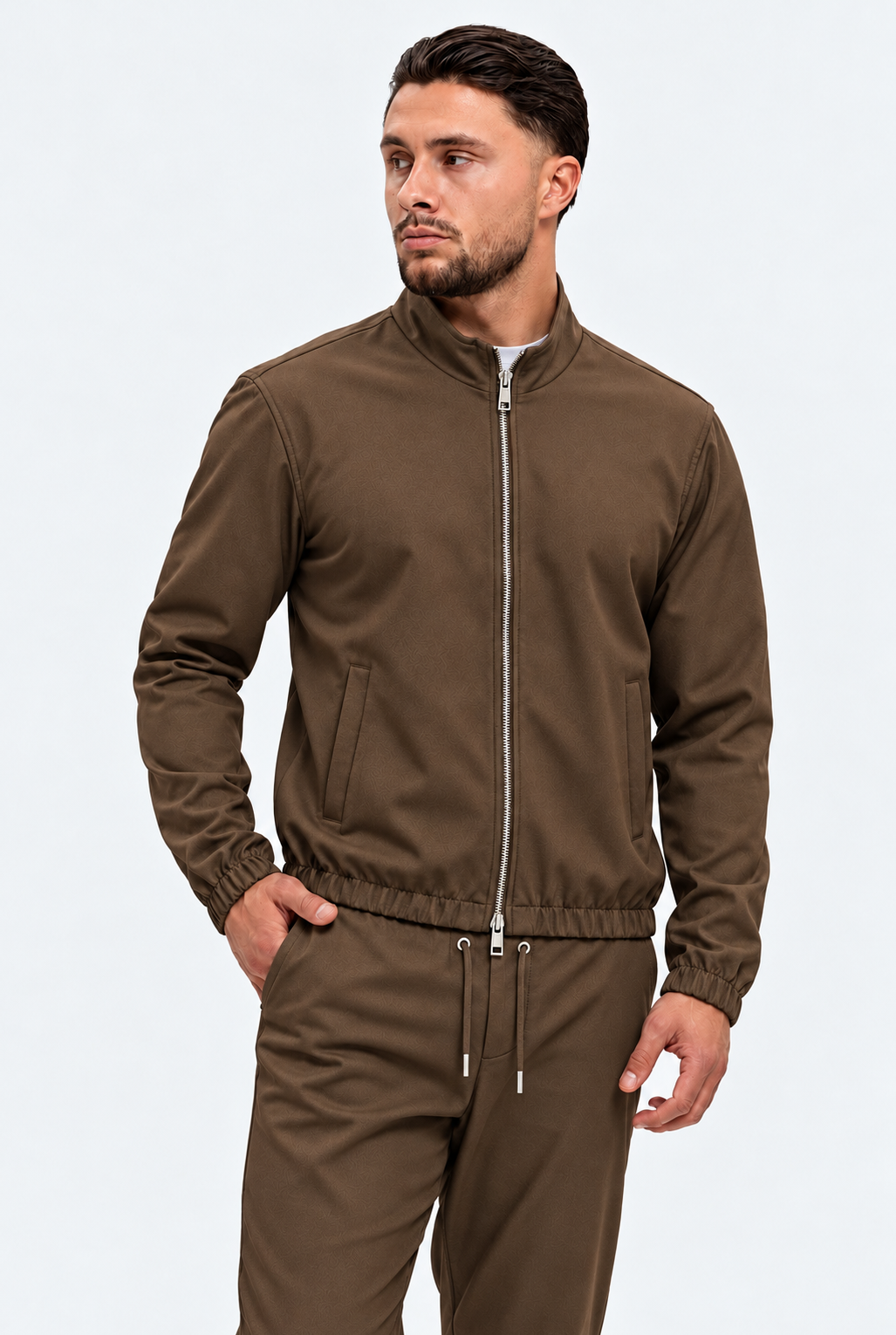 MONZA jacket bruin – vooraanzicht met blik opzij, complete set met bijpassende pants (studio)