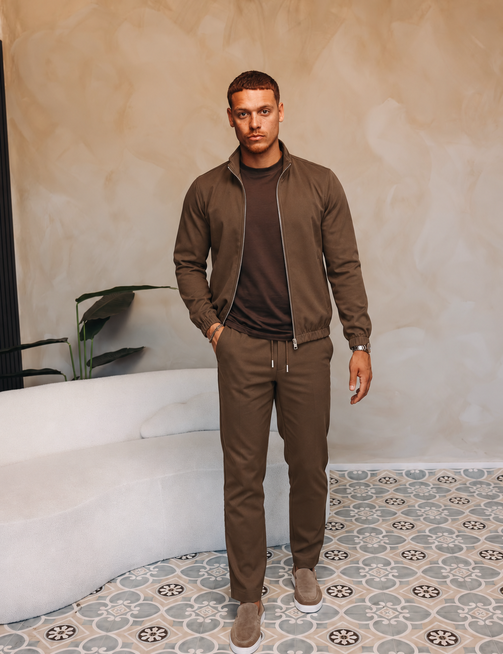 MONZA JACKET | BROWN – lifestyle, complete set met bijpassende bruine MONZA pants