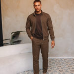 MONZA JACKET | BROWN – lifestyle, complete set met bijpassende bruine MONZA pants