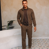 MONZA JACKET | BROWN – lifestyle, complete set met bijpassende bruine MONZA pants