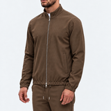 MONZA jacket bruin – schuin van voren, complete set met bijpassende pants (studio)